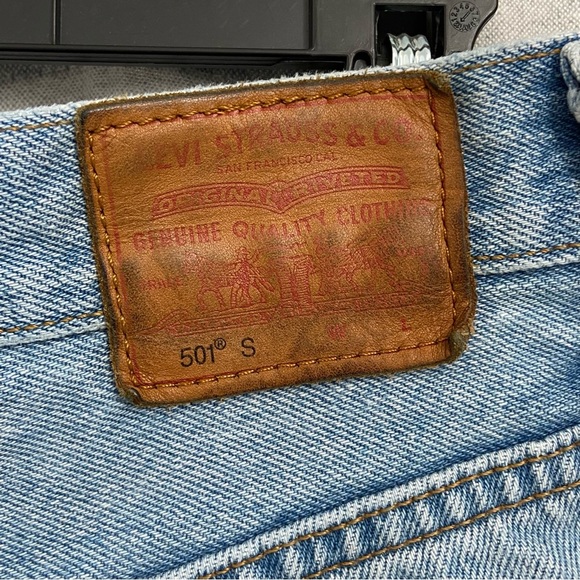 LEVI’S / 501 Medium Washed Cutoff Denim Shorts Size 26 - Picture 9 of 12